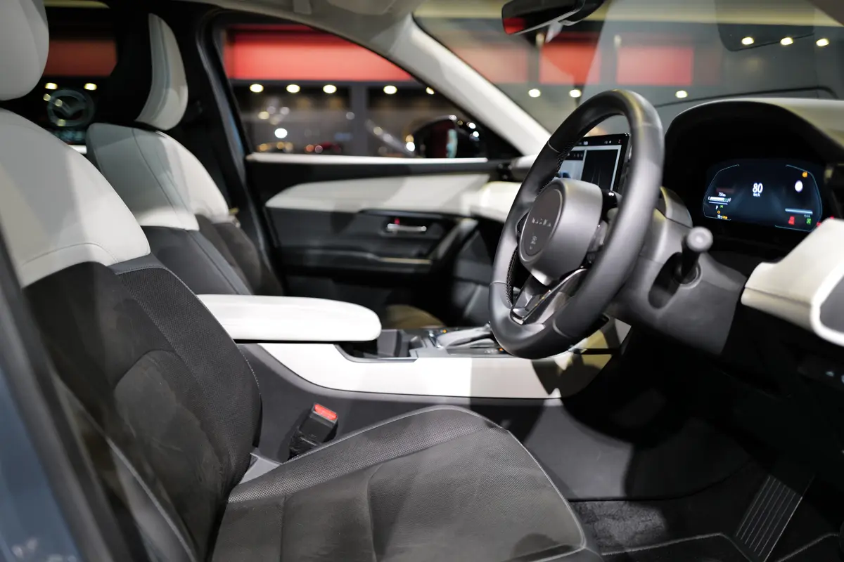 新型マツダCX-5(グレー)のインテリア〜全景