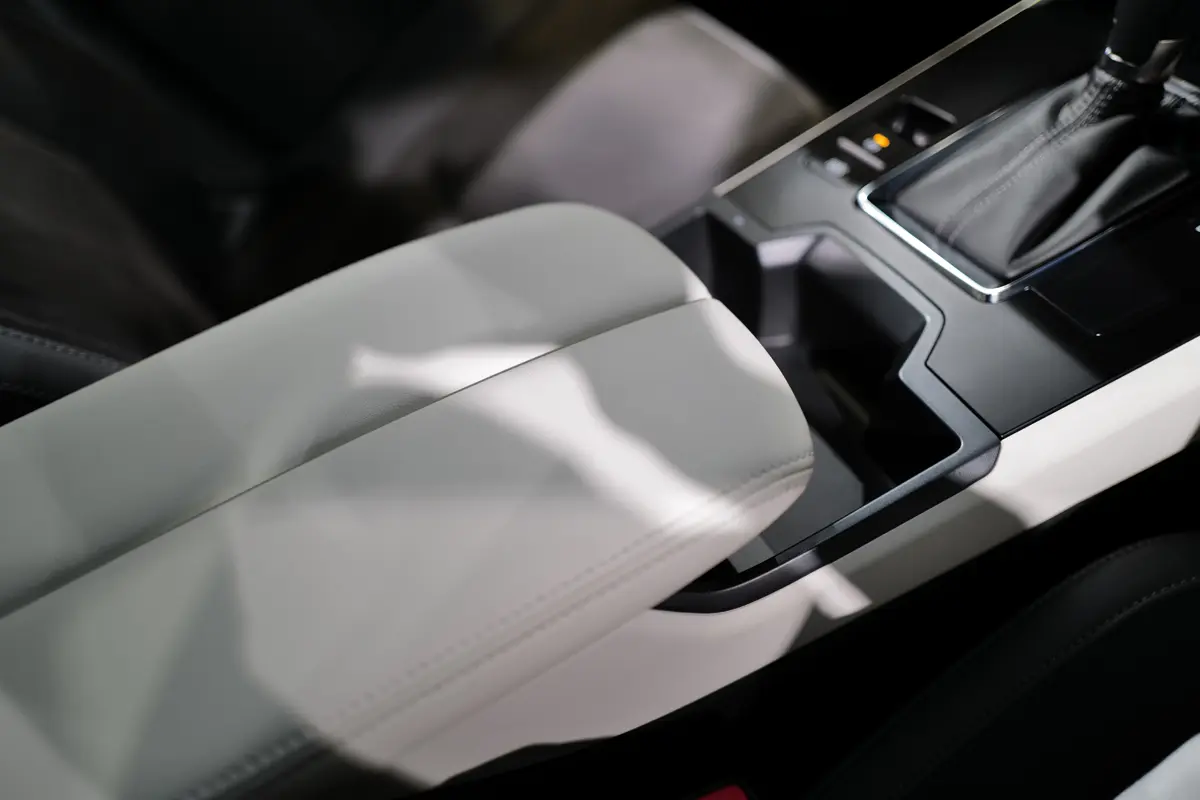 新型マツダCX-5(グレー)のインテリア〜アームレスト