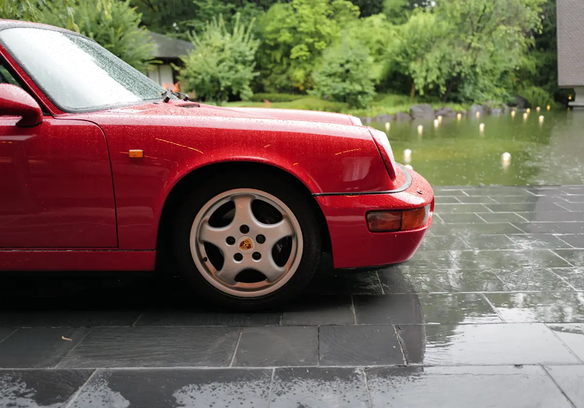 964世代のポルシェ911のフロント（レッド）
