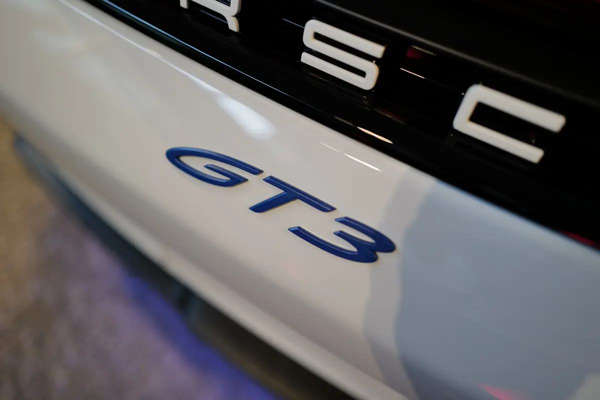 ポルシェ911GT3のリア〜PORSCHE文字とGT3エンブレム