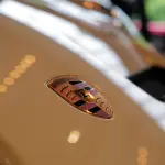 ポルシェ911 GT3のフロントフード（ホワイト）とエンブレム