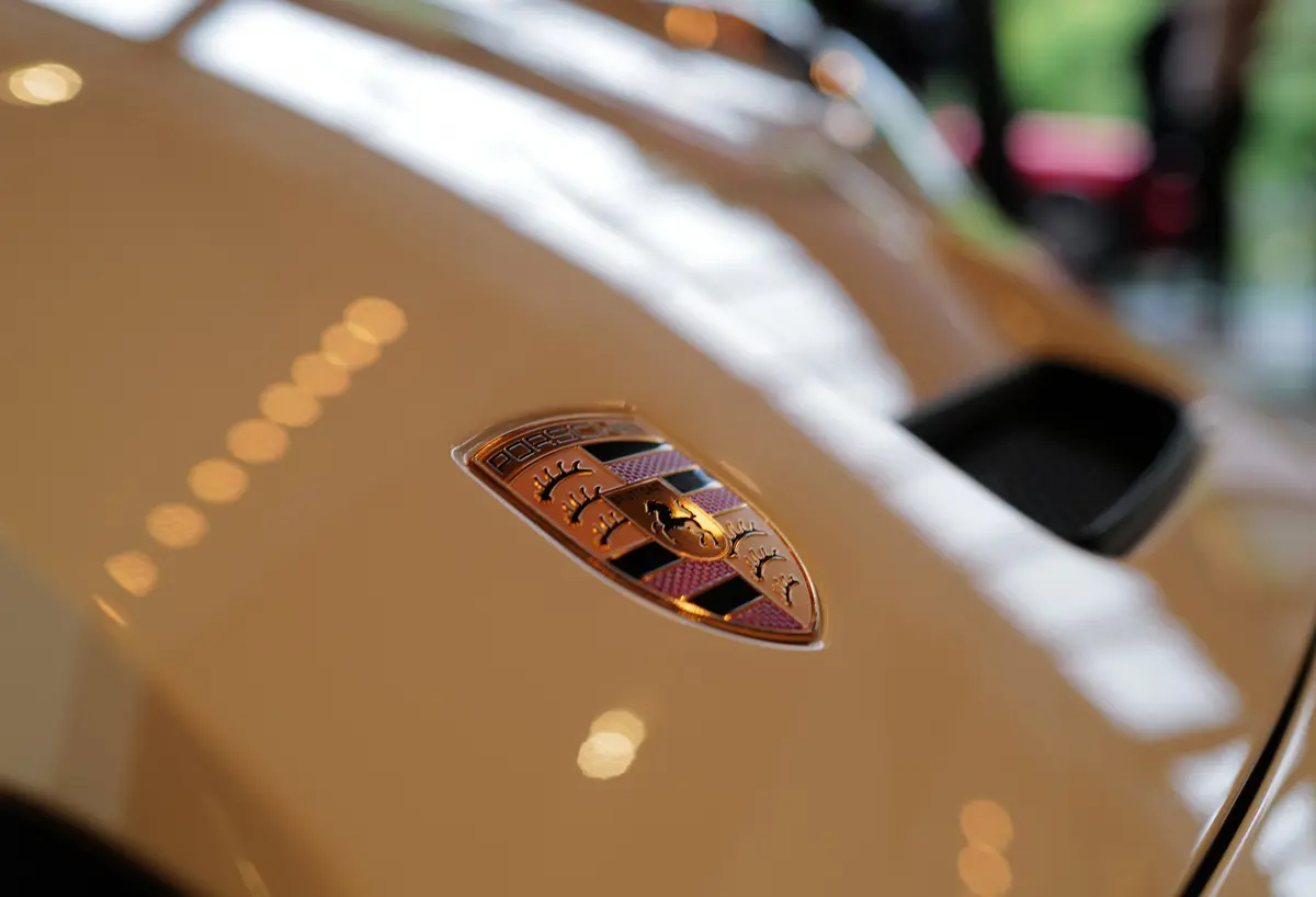 ポルシェ911 GT3のフロントフード(ホワイト)とエンブレム