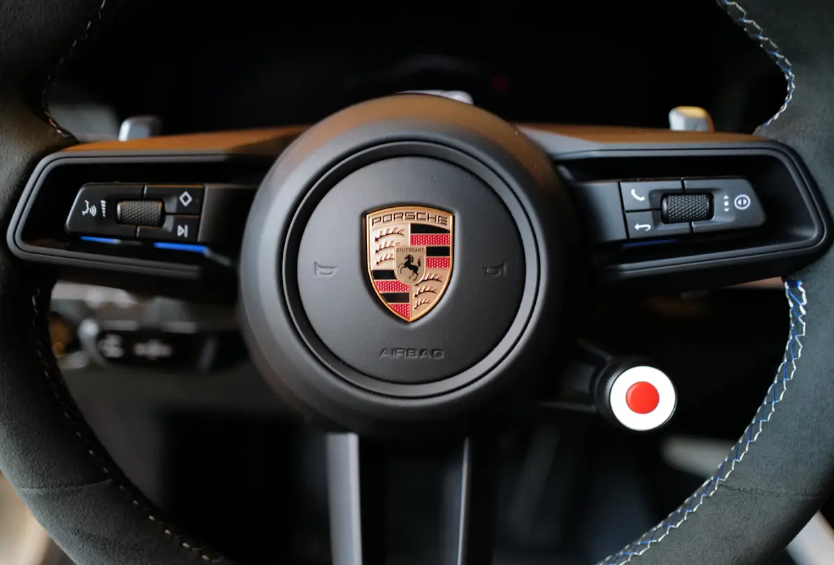 ポルシェ911 GT3 アルティザンエディションのステアリングホイール