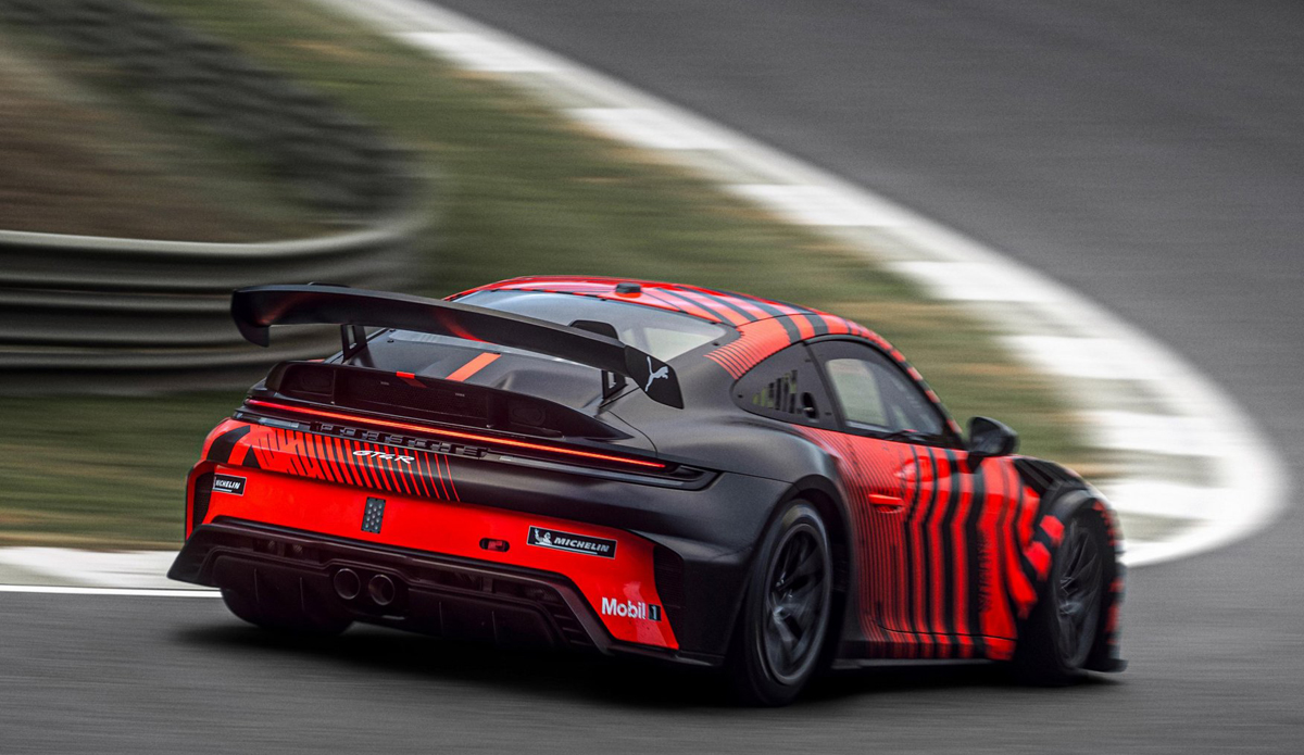 ポルシェ911 GT4 RSのリア（走行）