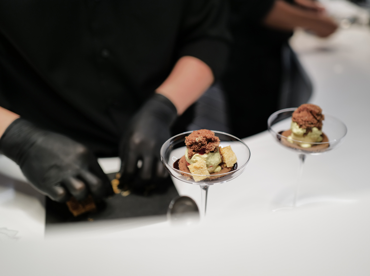 ロールス・ロイス「ブラックバッジ」10周年記念イベントにて、帝塚山ポワールとのコラボカフェ