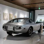シルバーのトヨタ2000GT（リア）