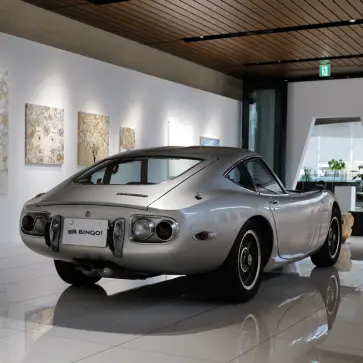 シルバーのトヨタ2000GT（リア）