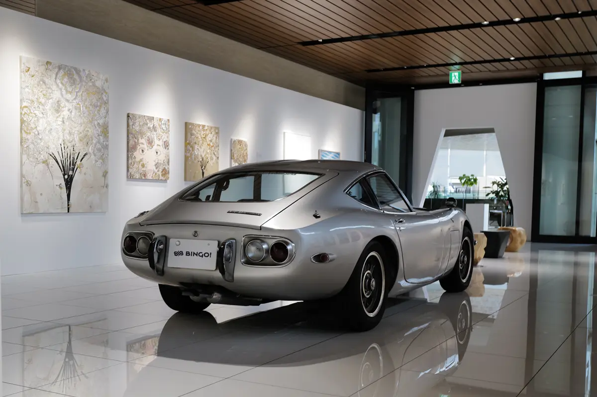 シルバーのトヨタ2000GT（リア）