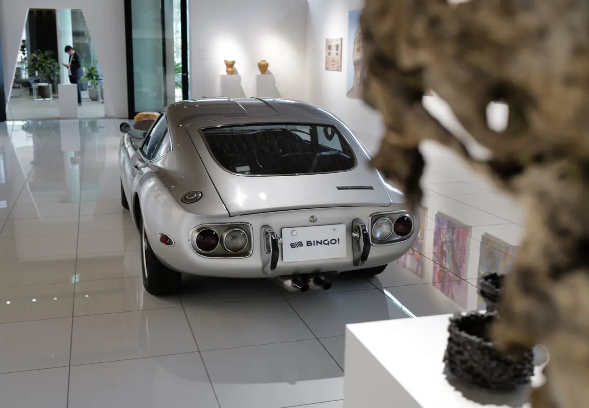 シルバーのトヨタ2000GT（リア）
