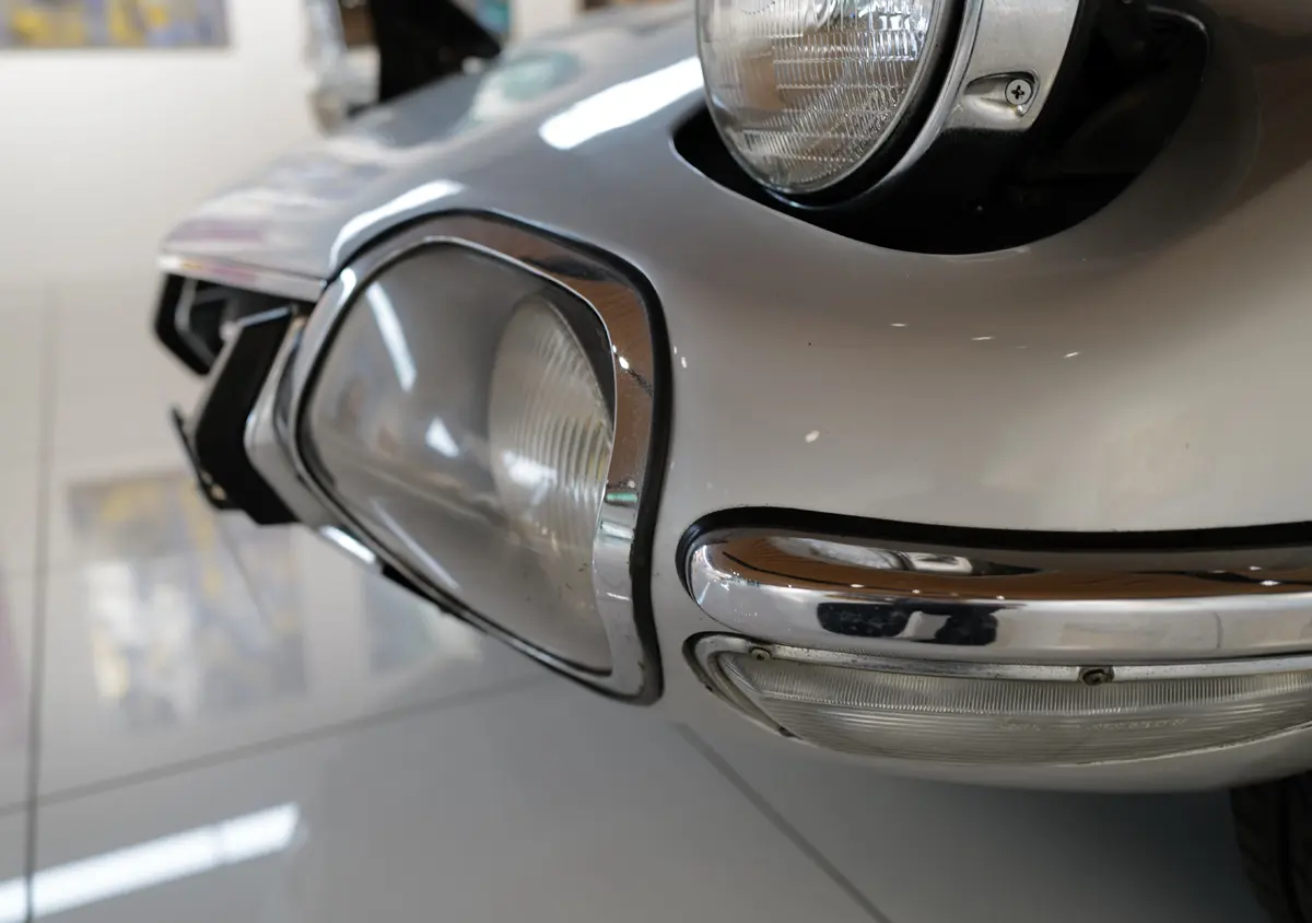 シルバーのトヨタ2000GT（フロントバンパー）