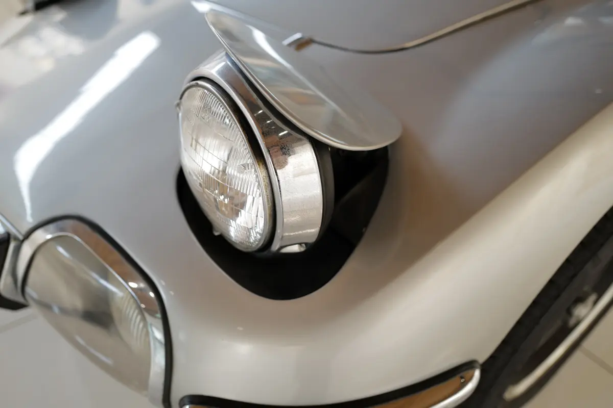 シルバーのトヨタ2000GT（ヘッドライト）