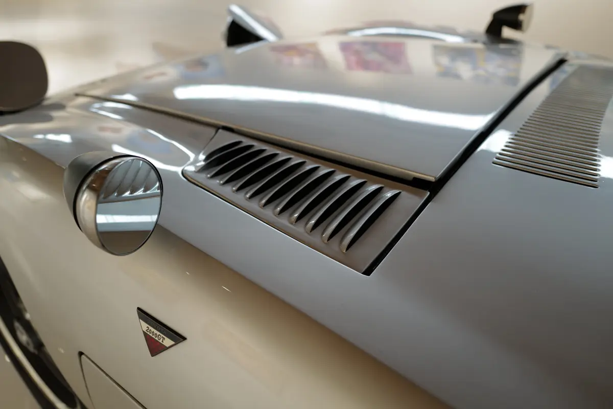 シルバーのトヨタ2000GT（ボンネット）