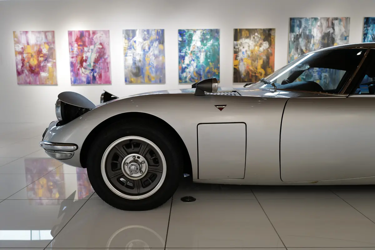 シルバーのトヨタ2000GT（フロントサイド）