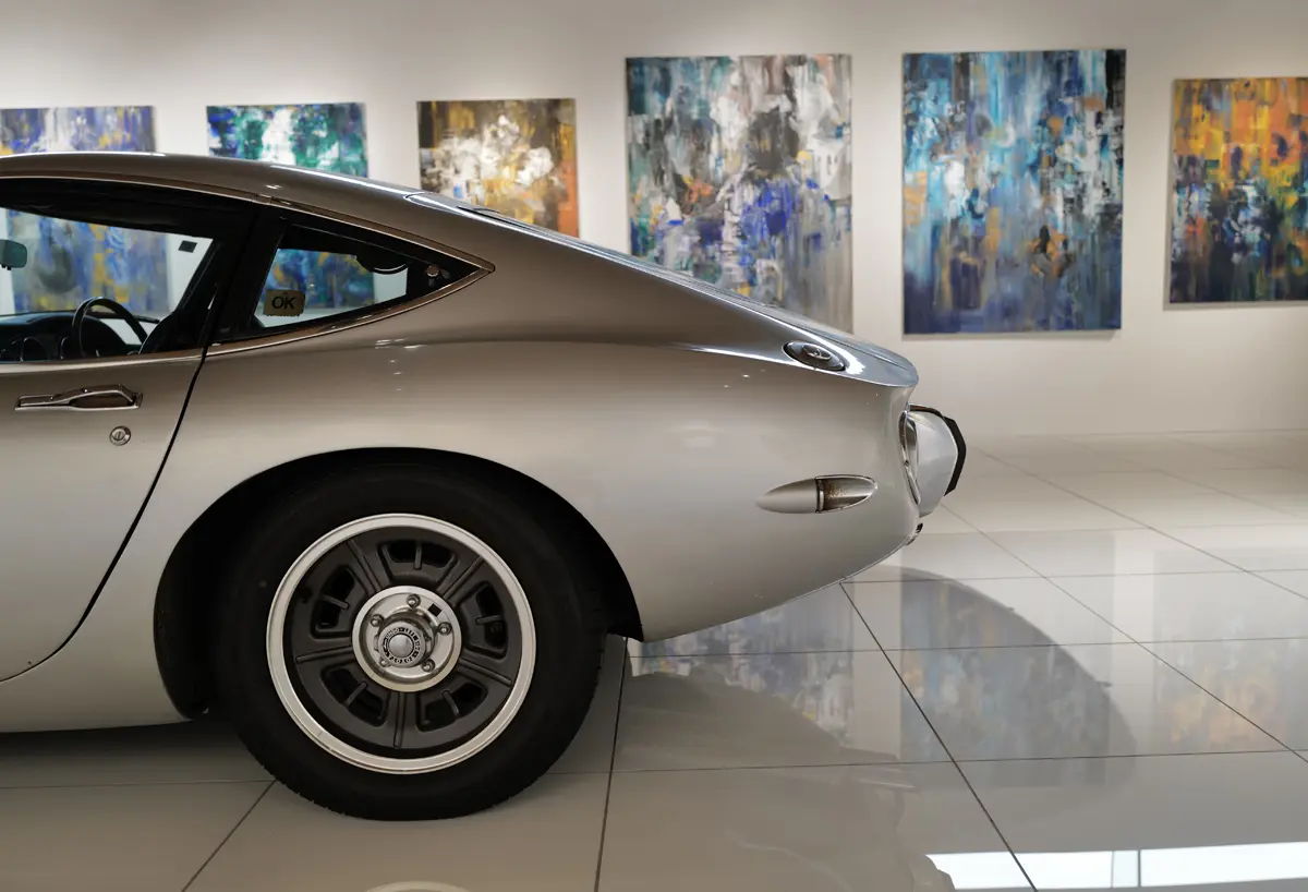 シルバーのトヨタ2000GT（リアサイド）