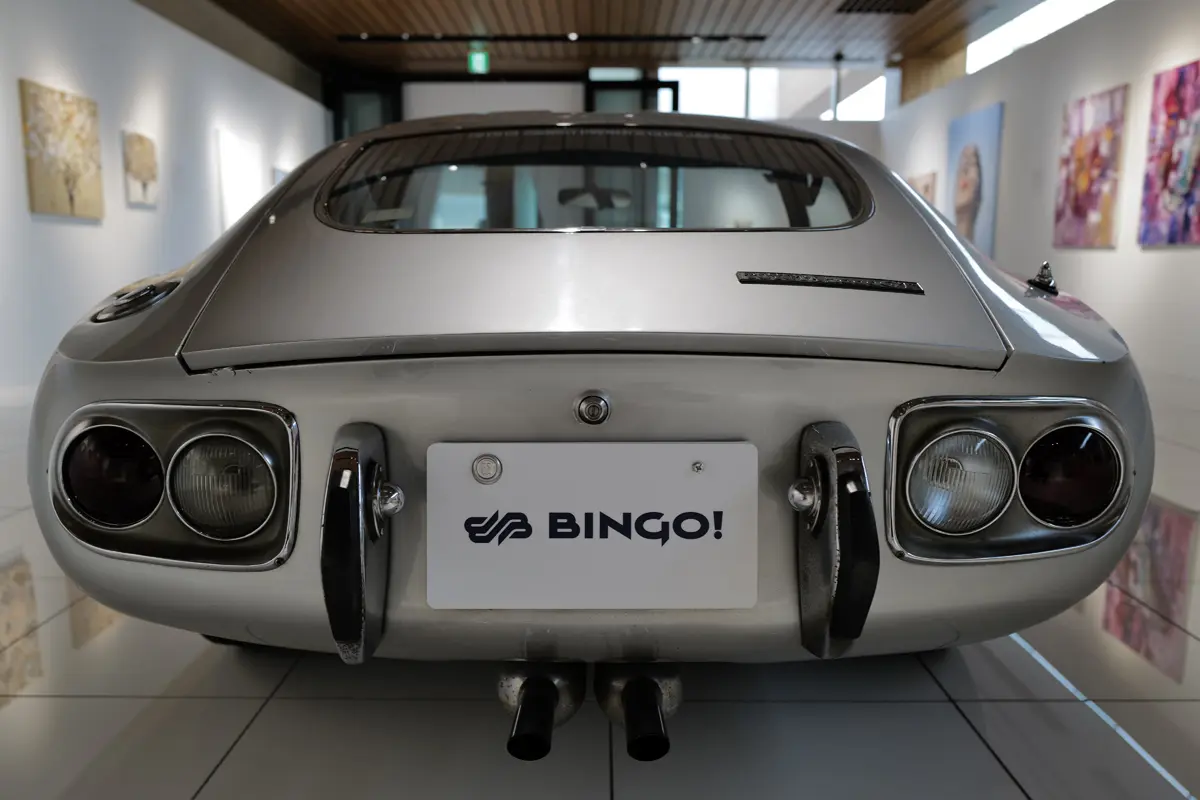 シルバーのトヨタ2000GT（リア）