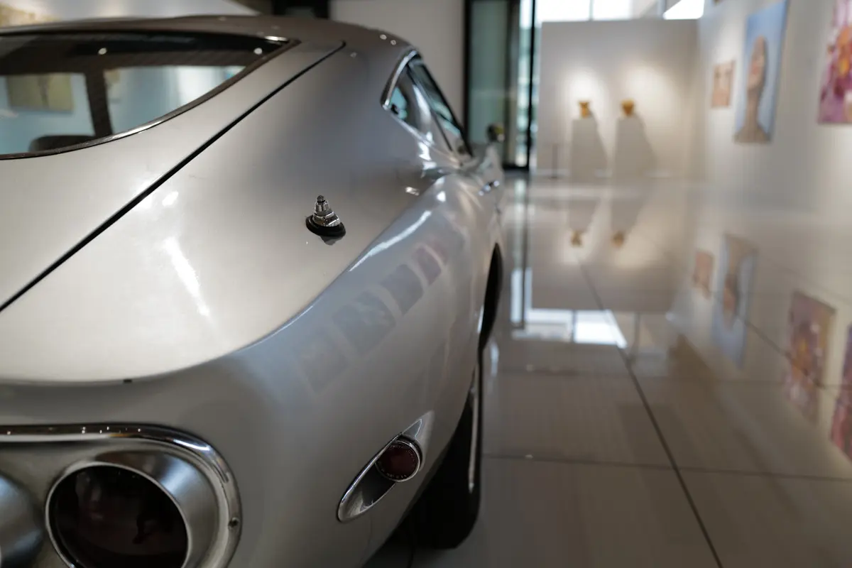 シルバーのトヨタ2000GT（リアフェンダー）