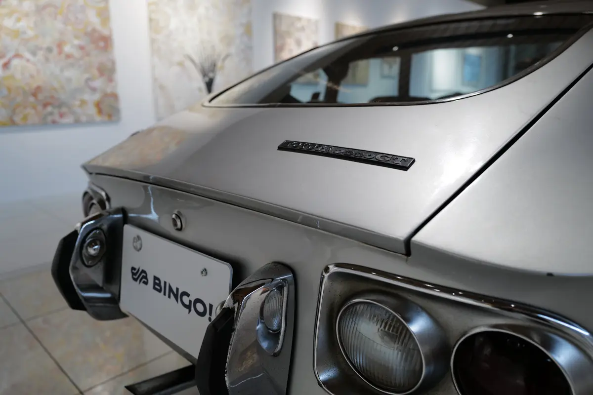シルバーのトヨタ2000GT（リアフード）
