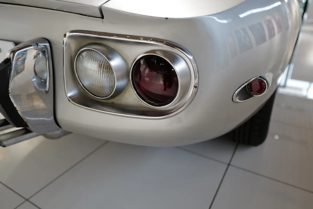 シルバーのトヨタ2000GT（テールランプ）