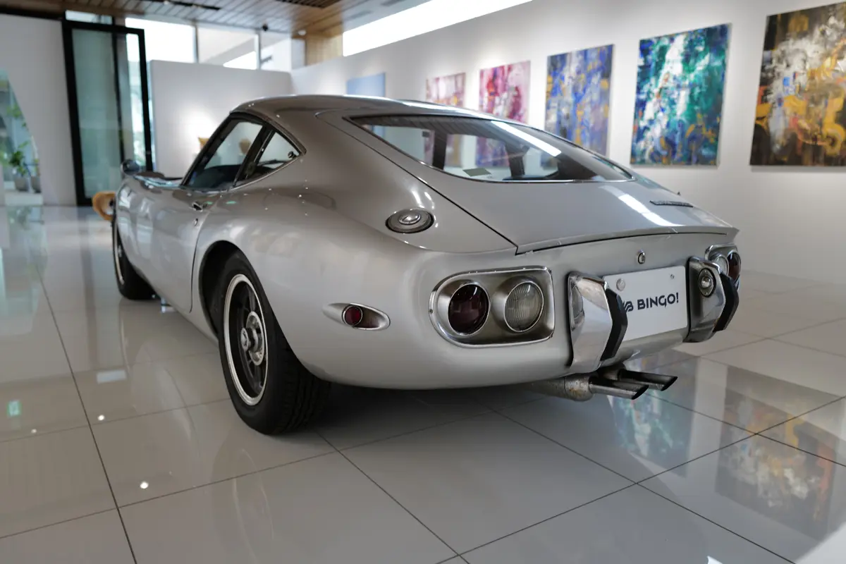 シルバーのトヨタ2000GT（リア）