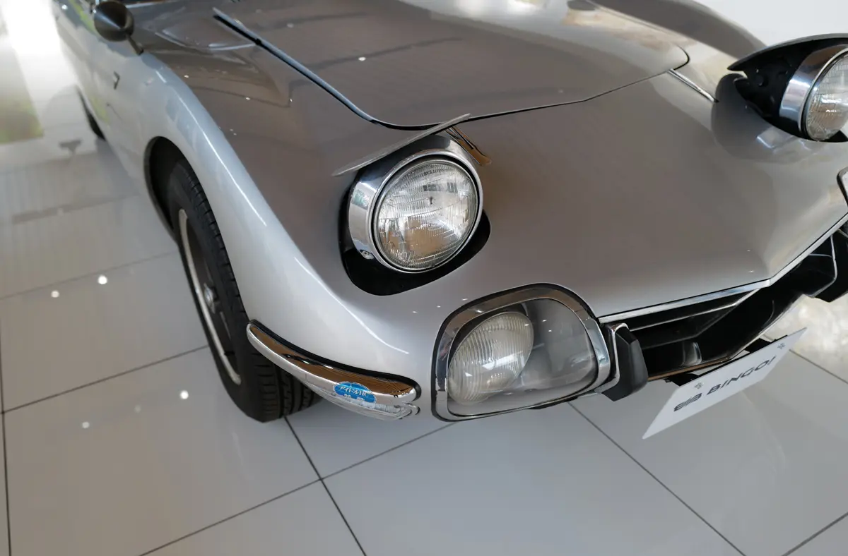 シルバーのトヨタ2000GT（フロント〜ヘッドライト）
