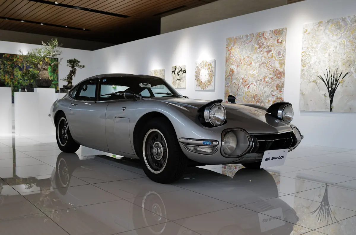シルバーのトヨタ2000GT（フロント）