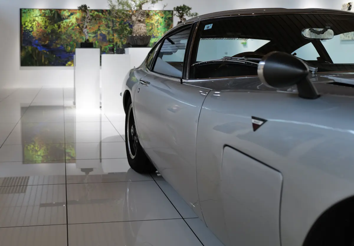 シルバーのトヨタ2000GT（ドア）