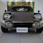 シルバーのトヨタ2000GT（フロント）