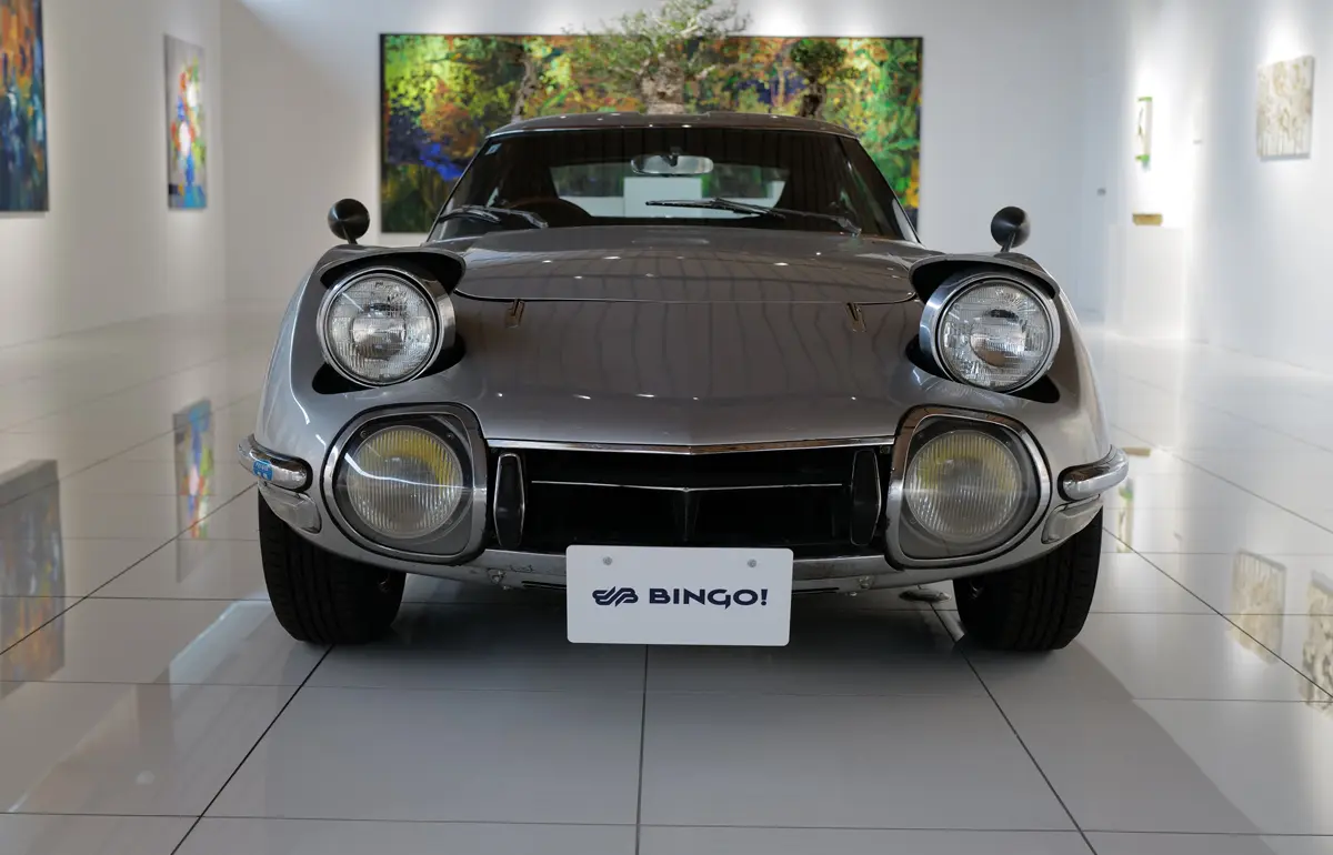 シルバーのトヨタ2000GT（フロント）