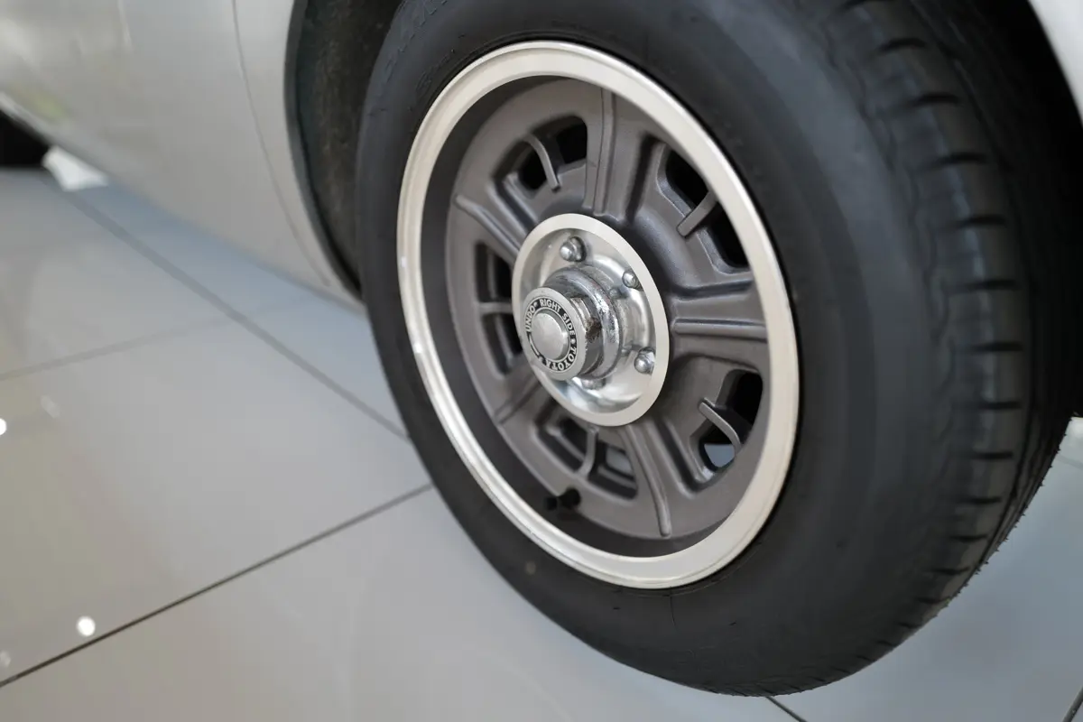 シルバーのトヨタ2000GT（ホイール）