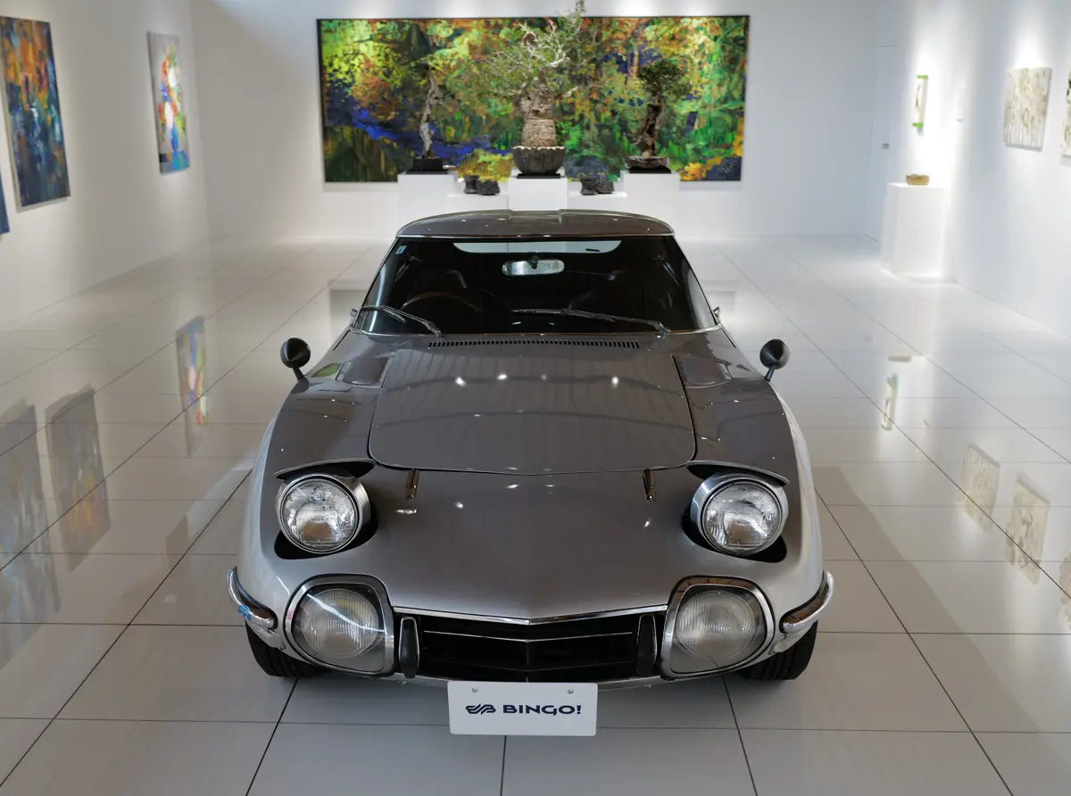 シルバーのトヨタ2000GT（フロント）