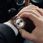 アストンマーティンとブライトリングとのコラのレーションによる腕時計、トップタイムB01（装着）