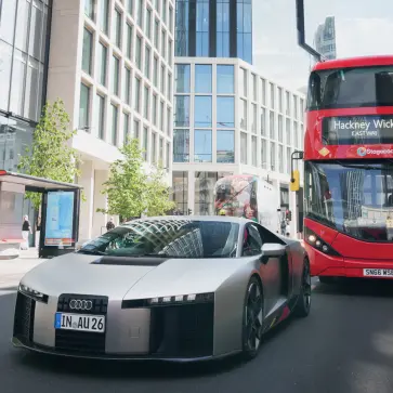 ロンドンを走るアウディ ヌヴォラーリ（シルバー）