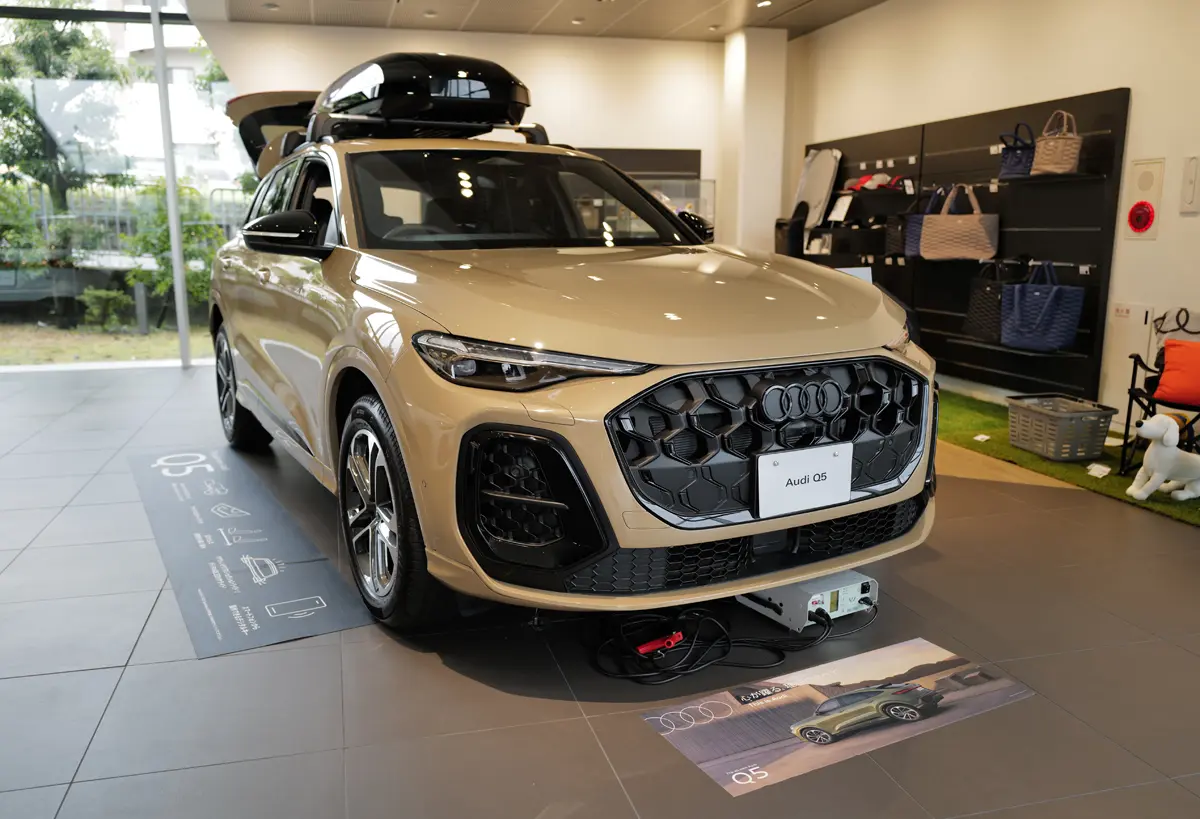 新型アウディQ5（ベージュ）のフロント
