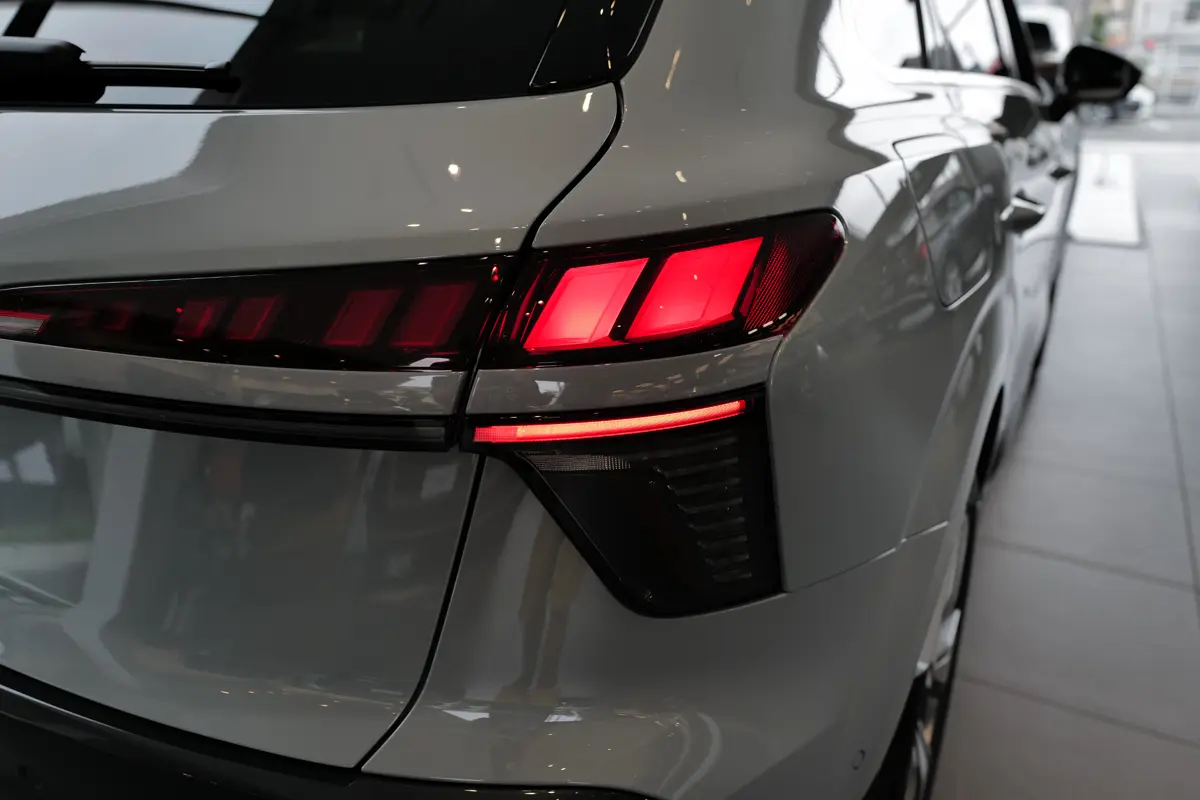 新型アウディQ3（グレー）のテールランプ