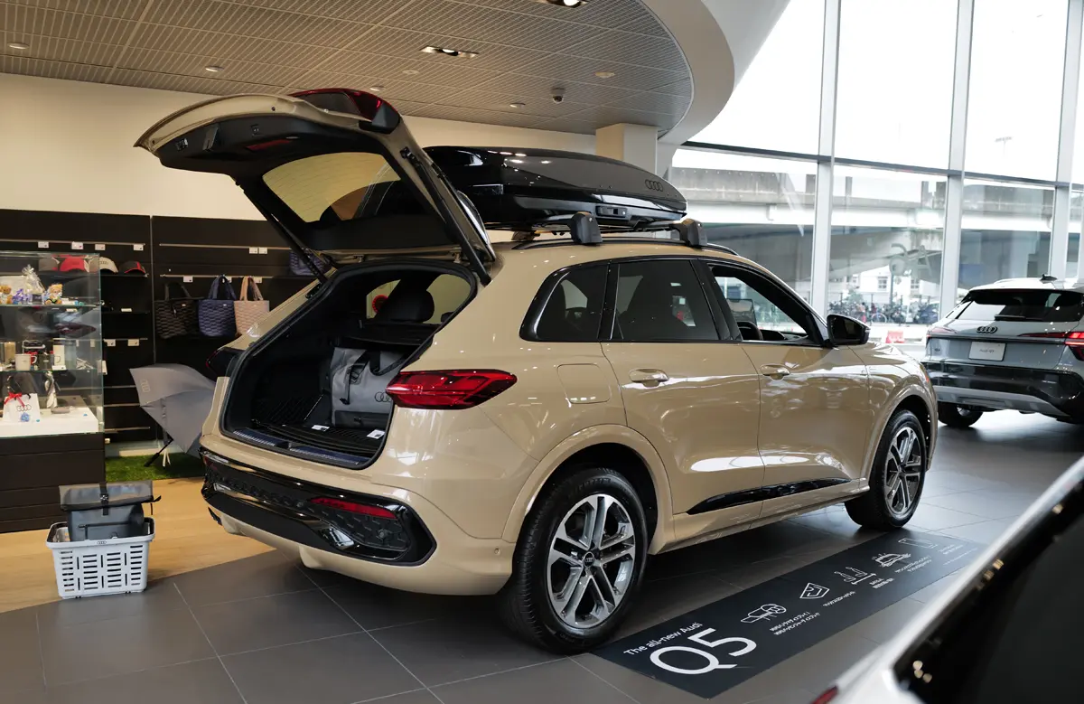 新型アウディQ5（ベージュ）のリア