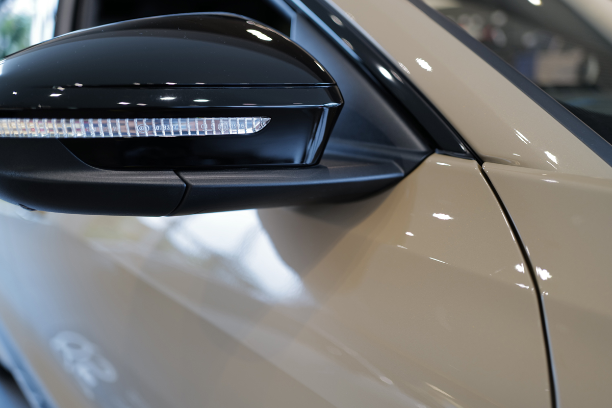 新型アウディQ5(ベージュ)のドアミラー