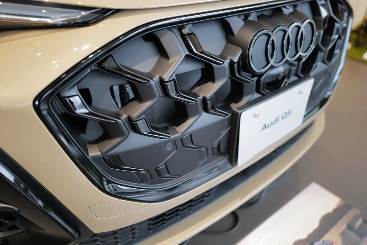 新型アウディQ5（ベージュ）のフロントグリル