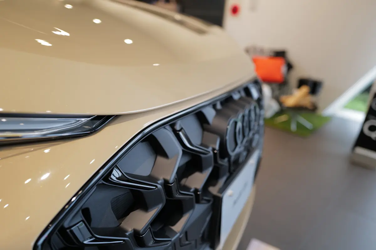 新型アウディQ5（ベージュ）のフロントグリル