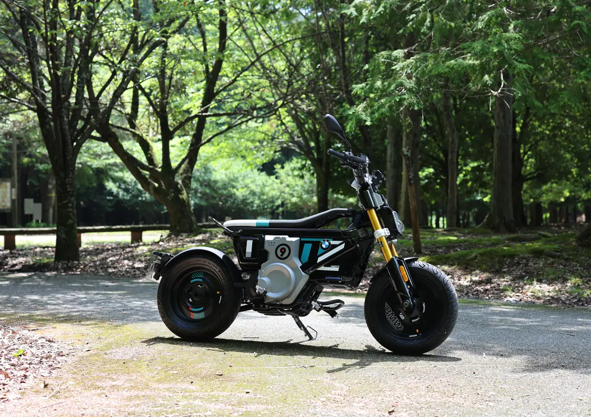 BMW CE 02のサイド