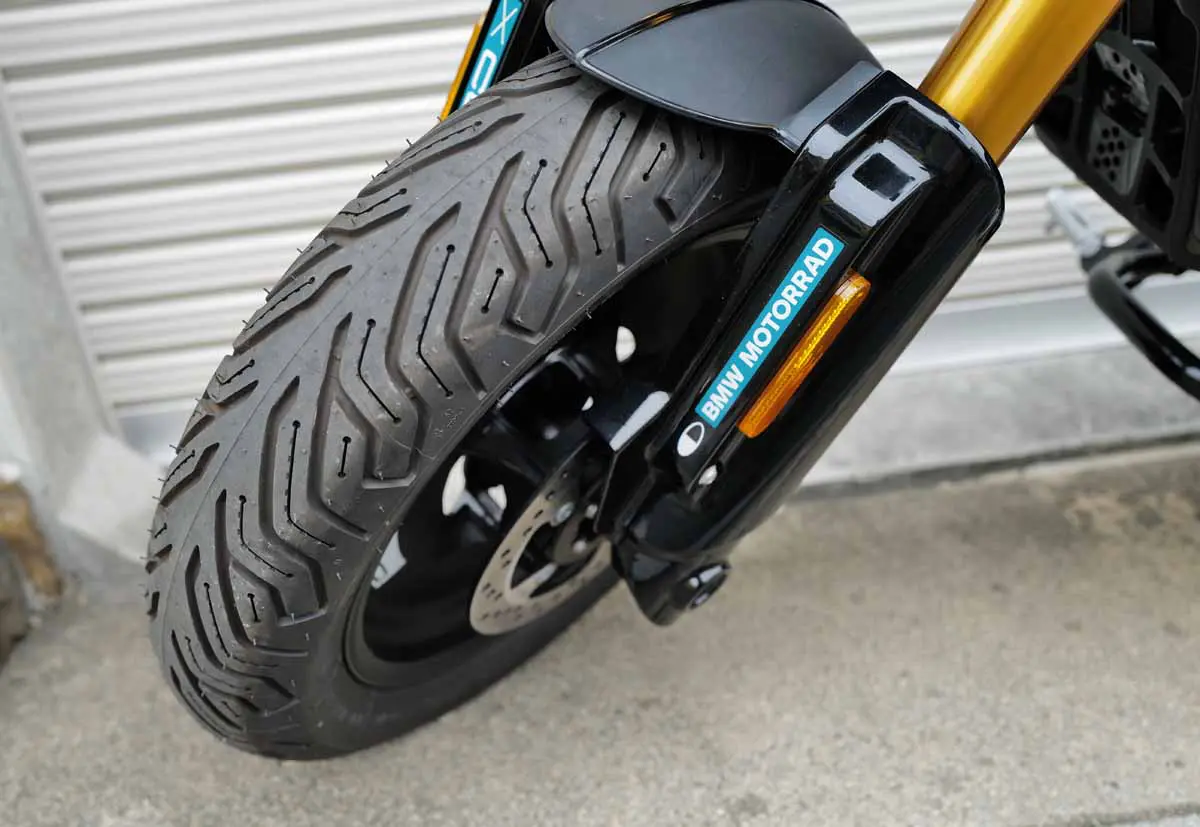 BMWの電動バイク、CE02のフロントタイヤ