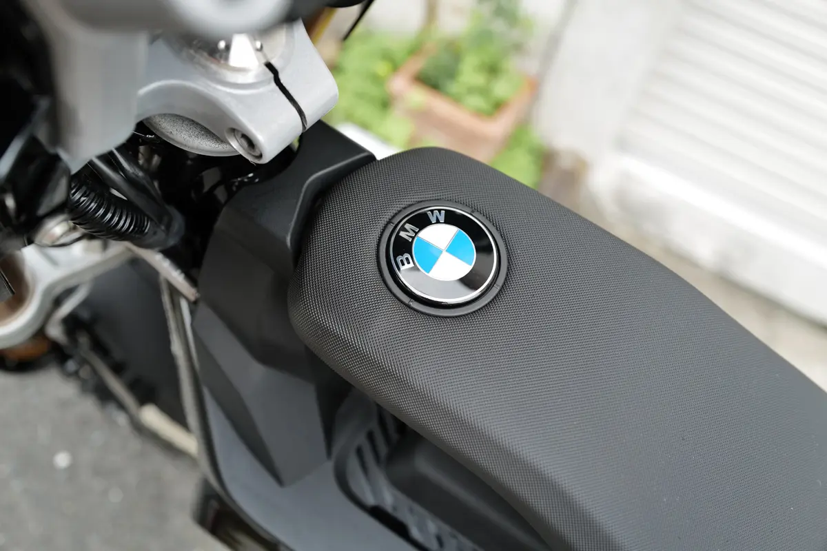 BMW CE02のカスタム〜車体両サイドのエンブレム取り付け