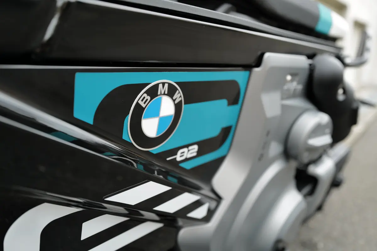 BMW CE02のカスタム〜車体両サイドのエンブレム取り付け