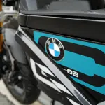 BMW CE02のカスタム〜車体両サイドのエンブレム取り付け
