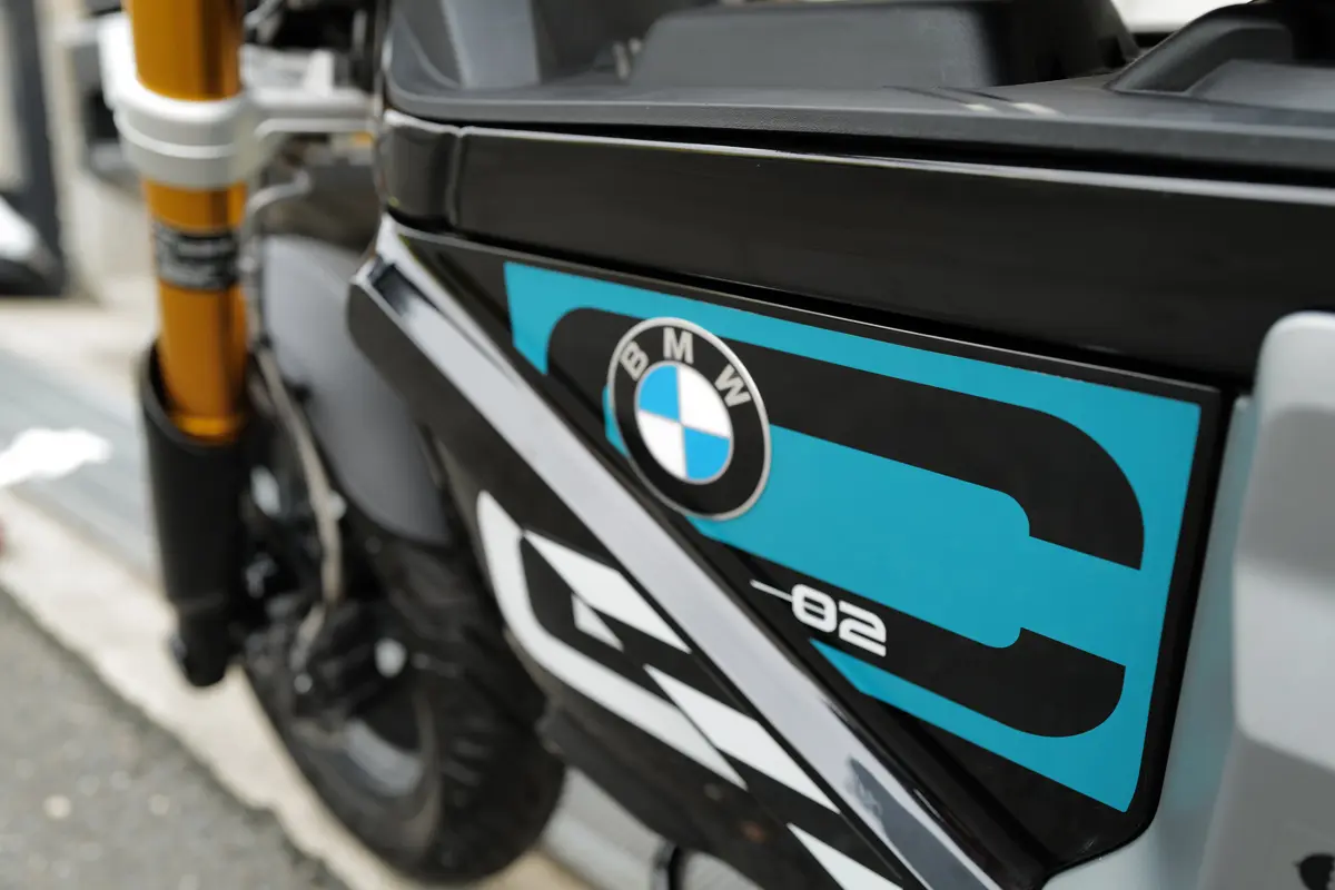 BMW CE02のカスタム〜車体両サイドのエンブレム取り付け
