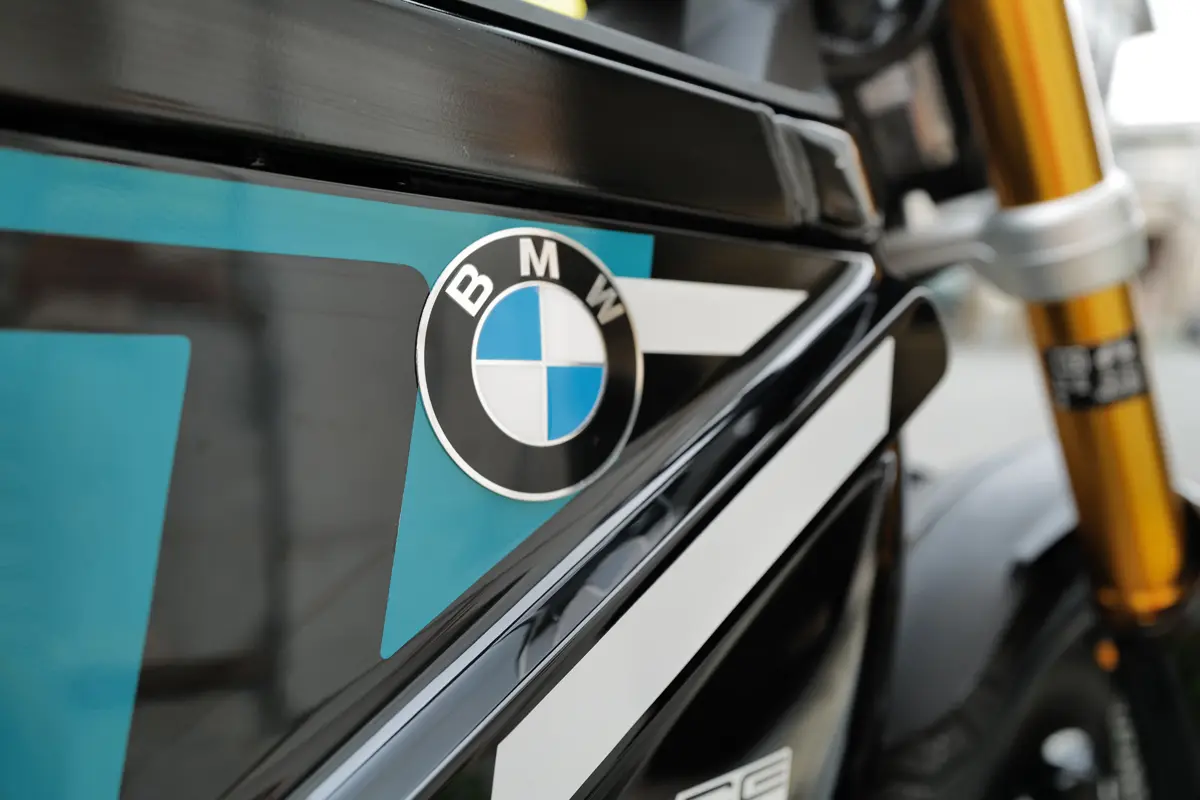 BMW CE02のカスタム〜車体両サイドのエンブレム取り付け