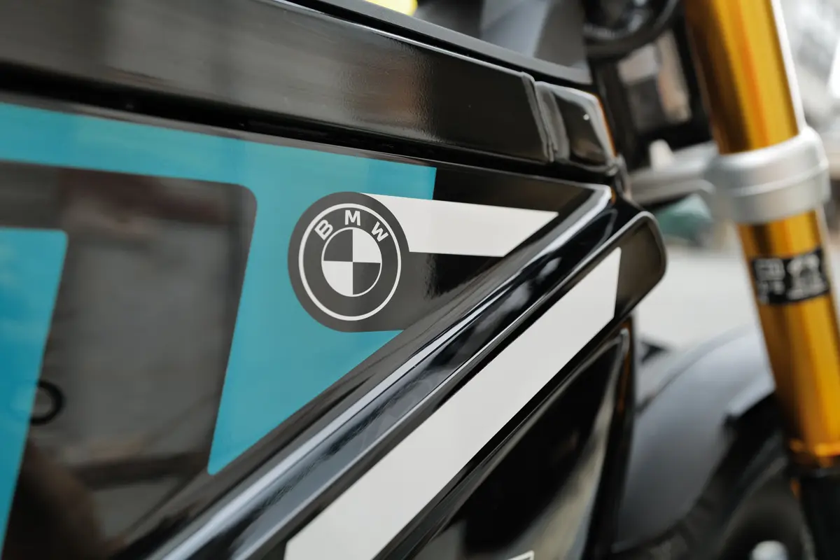 BMW CE02のカスタム〜車体両サイドのエンブレム取り付け