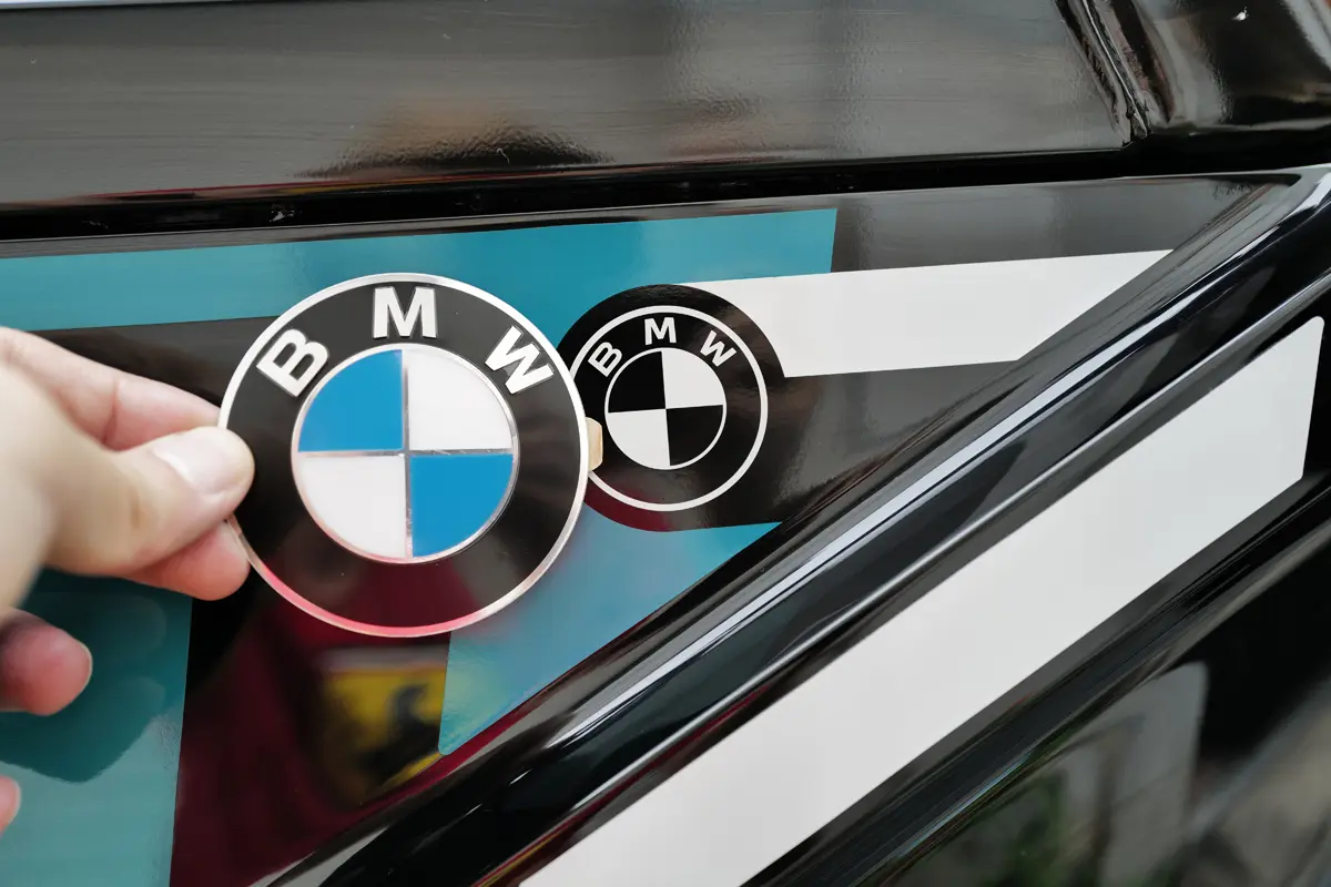 BMW CE02のカスタム〜車体両サイドのエンブレム取り付け