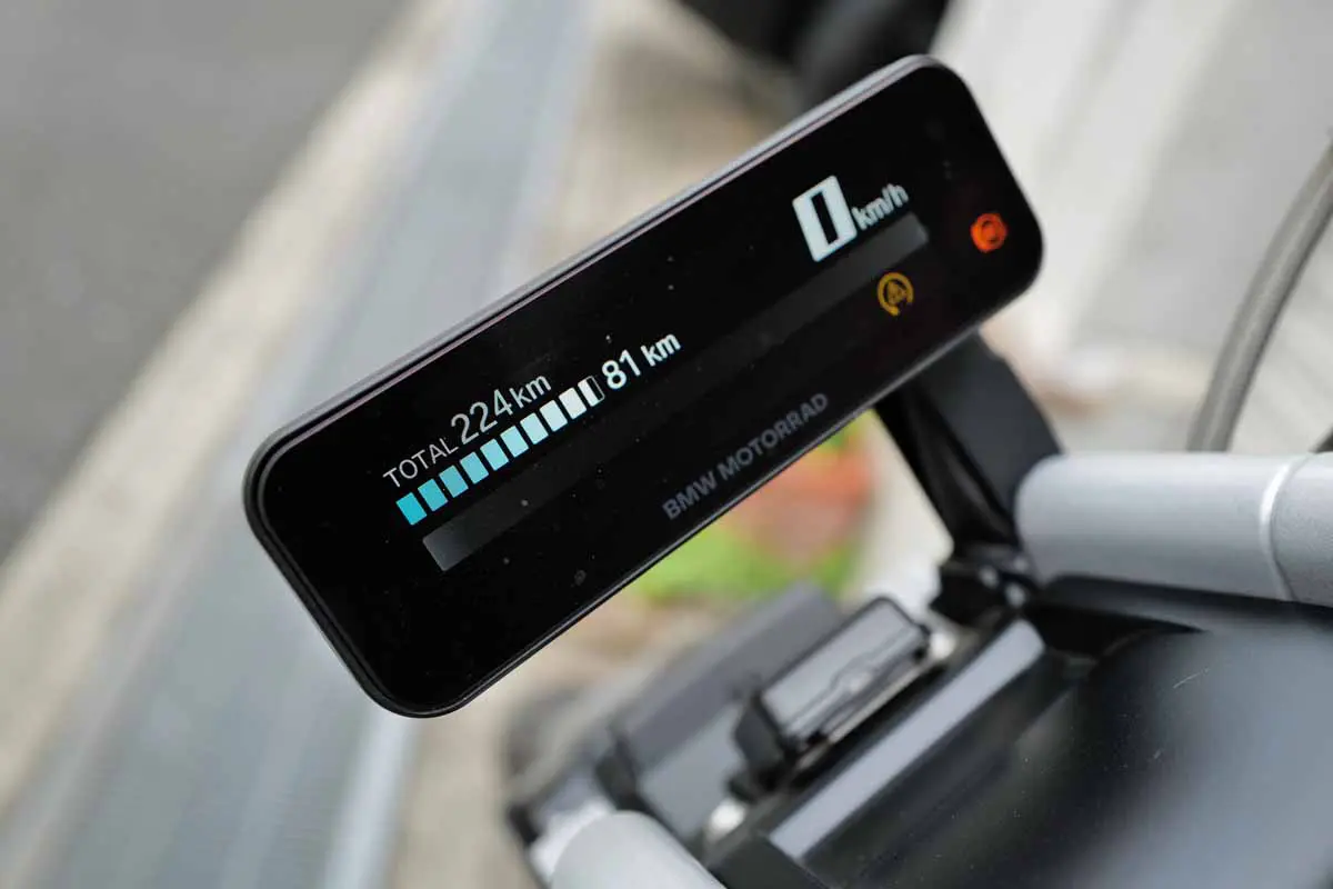 BMWの電動バイク、CE02のメーター（電源ON）