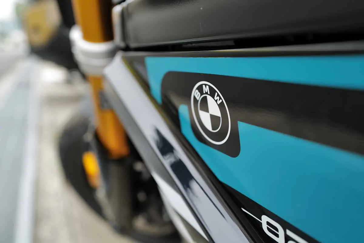 BMWの電動バイク、CE02のサイド