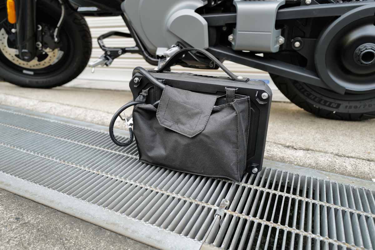 BMWの電動バイク、CE02の充電器